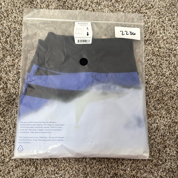 ON RUNNING Women’s Running Shorts in Colbalt Blue size large - Picture 7 of 9